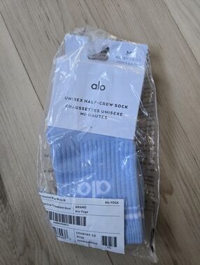 NWT ALO Yoga Unisex Half-Crew Sock, Seashell Blue/White, Size Medium